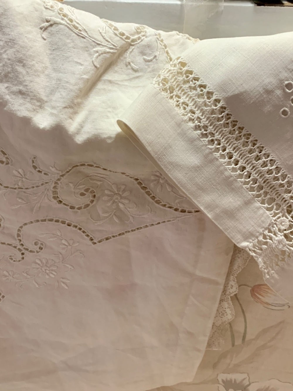 Lot Vintage Embroidered Crocheted Tablecloth Runners Napkins Craft Upcycle Use - Picture 12 of 14